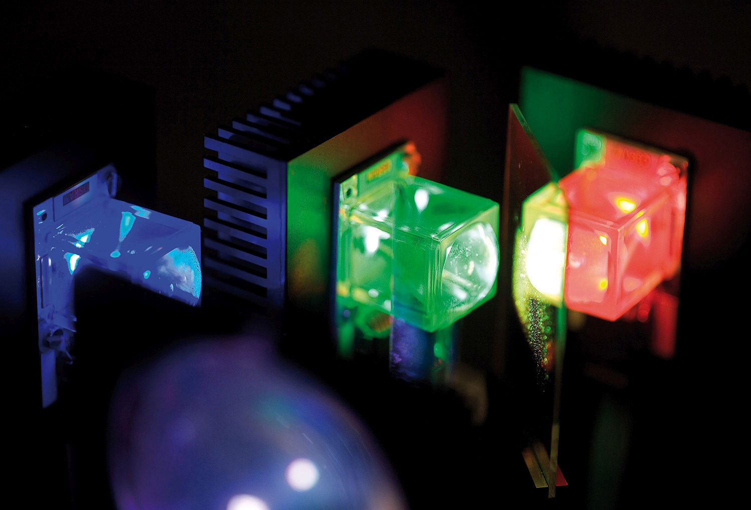 Hocheffiziente Dünnschicht LED-Module. Damit lassen sich sowohl runde als auch rechteckige Bereiche homogen ausleuchten.